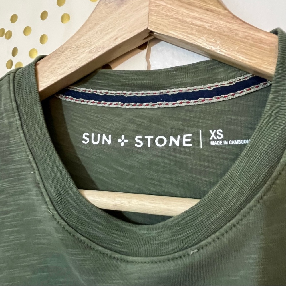 Sun + Stone Men’s Curved Hem T-Shirt in Cavalry Green, size XS - Picture 3 of 9